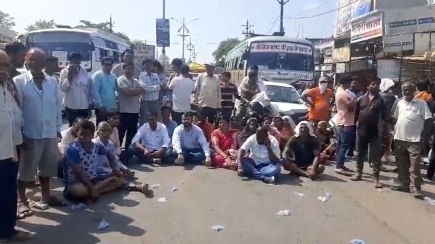 Jabalpur News : कालोनी में जलभराव के समस्या से परेशान लोग आए सड़क में, करीब 2 घंटे लगा रहा जाम 