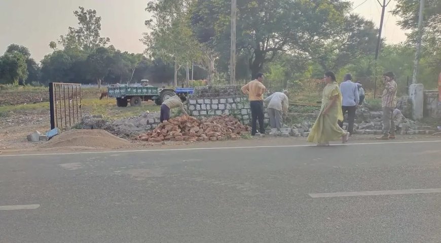 कलेक्‍टर के निर्देश पर पीजी कॉलेज के सामने स्थित पार्किग स्‍थल का कराया गया समतलीकरण